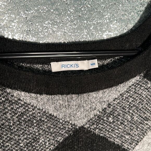 Ricki’s warm sweater - Picture 2 of 3